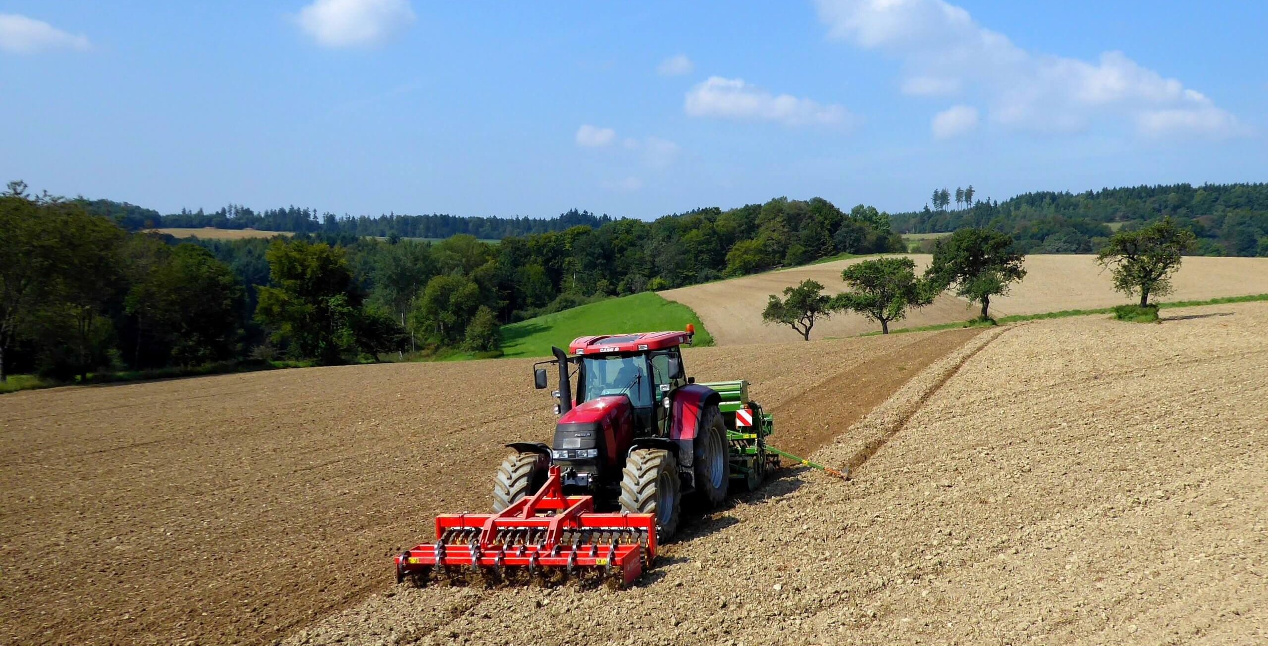Traktor bei der Feldarbeit