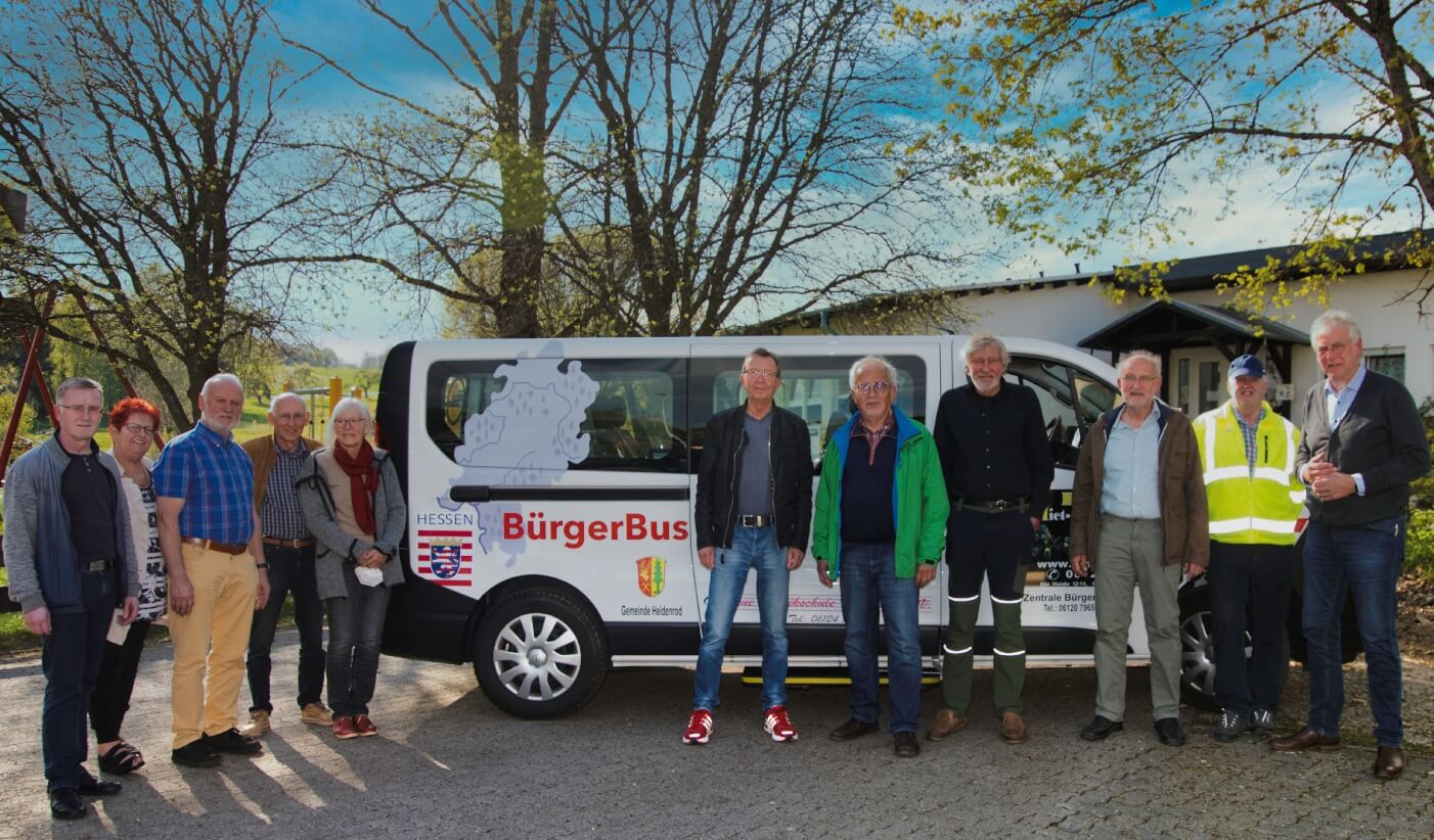 Personen vor einem weißen Bus mit Aufschrift "BürgerBus"