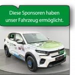 Gemeindefahrzeug mit Sponsoraufklebern und grünem Hinweis „Diese Sponsoren haben unser Fahrzeug ermöglicht“ auf weißem Hintergrund.
