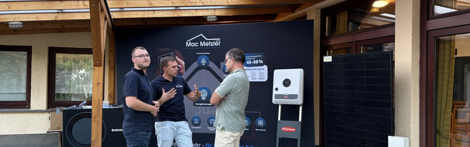 Beratungsgespräch an einem Informationsstand zu Photovoltaik, Wärmepumpe und Energiemanagement bei einer Veranstaltung zur kommunalen Wärmeplanung in Heidenrod.