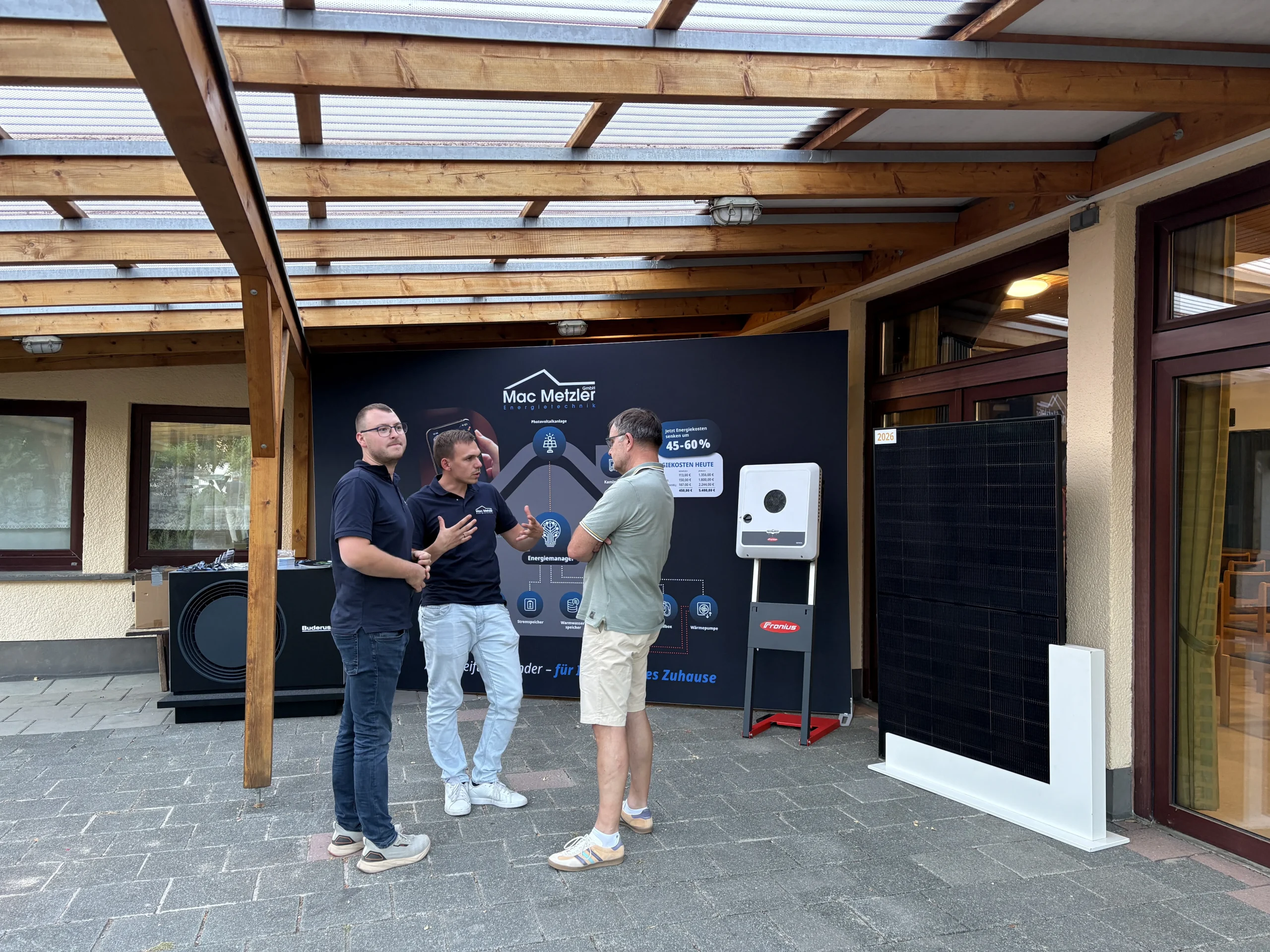 Beratungsgespräch an einem Informationsstand zu Photovoltaik, Wärmepumpe und Energiemanagement bei einer Veranstaltung zur kommunalen Wärmeplanung in Heidenrod.